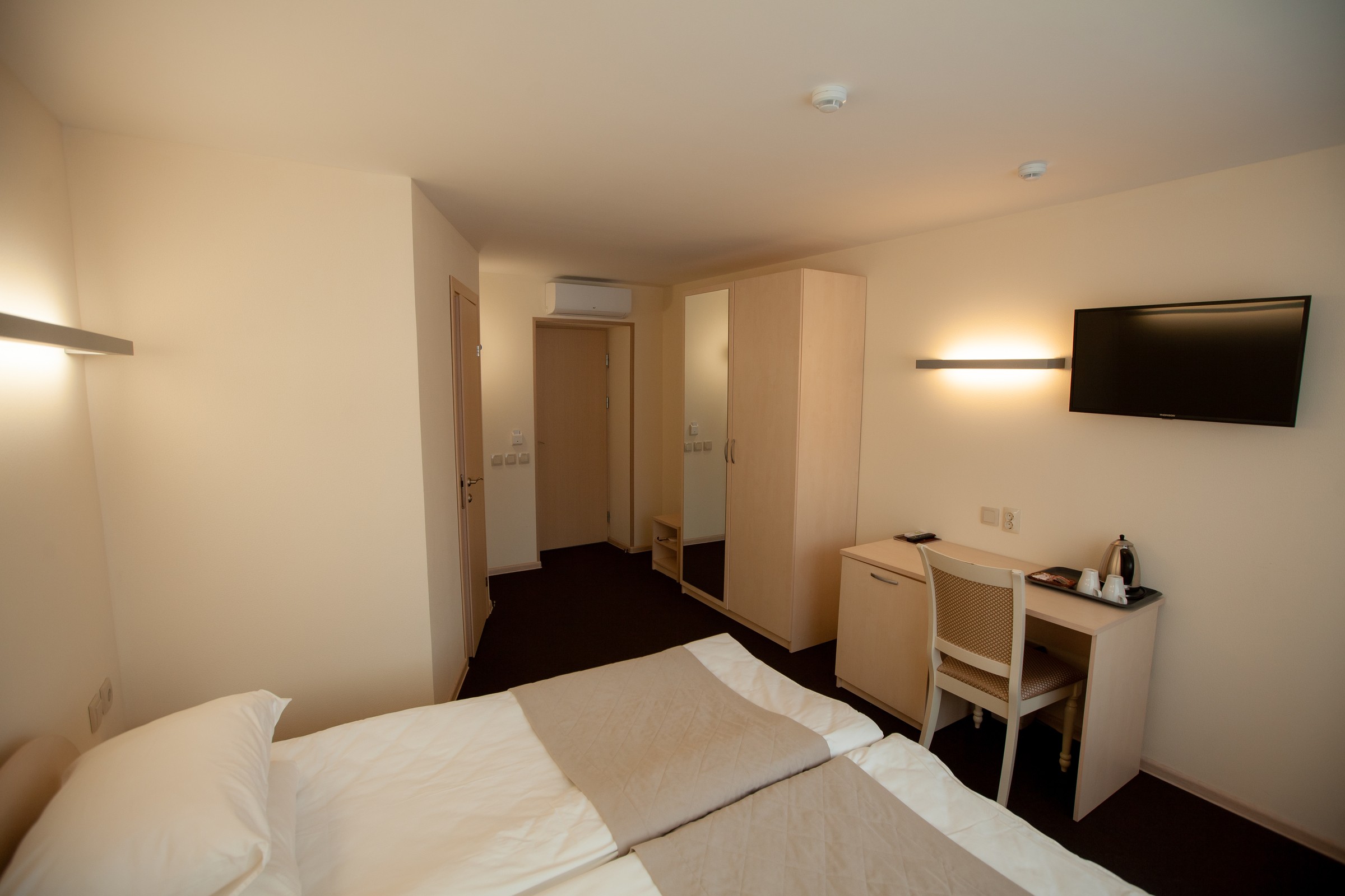 Полулюкс — Однокомнатный номер с большой двуспальной кроватью и расширенным набором удобств.