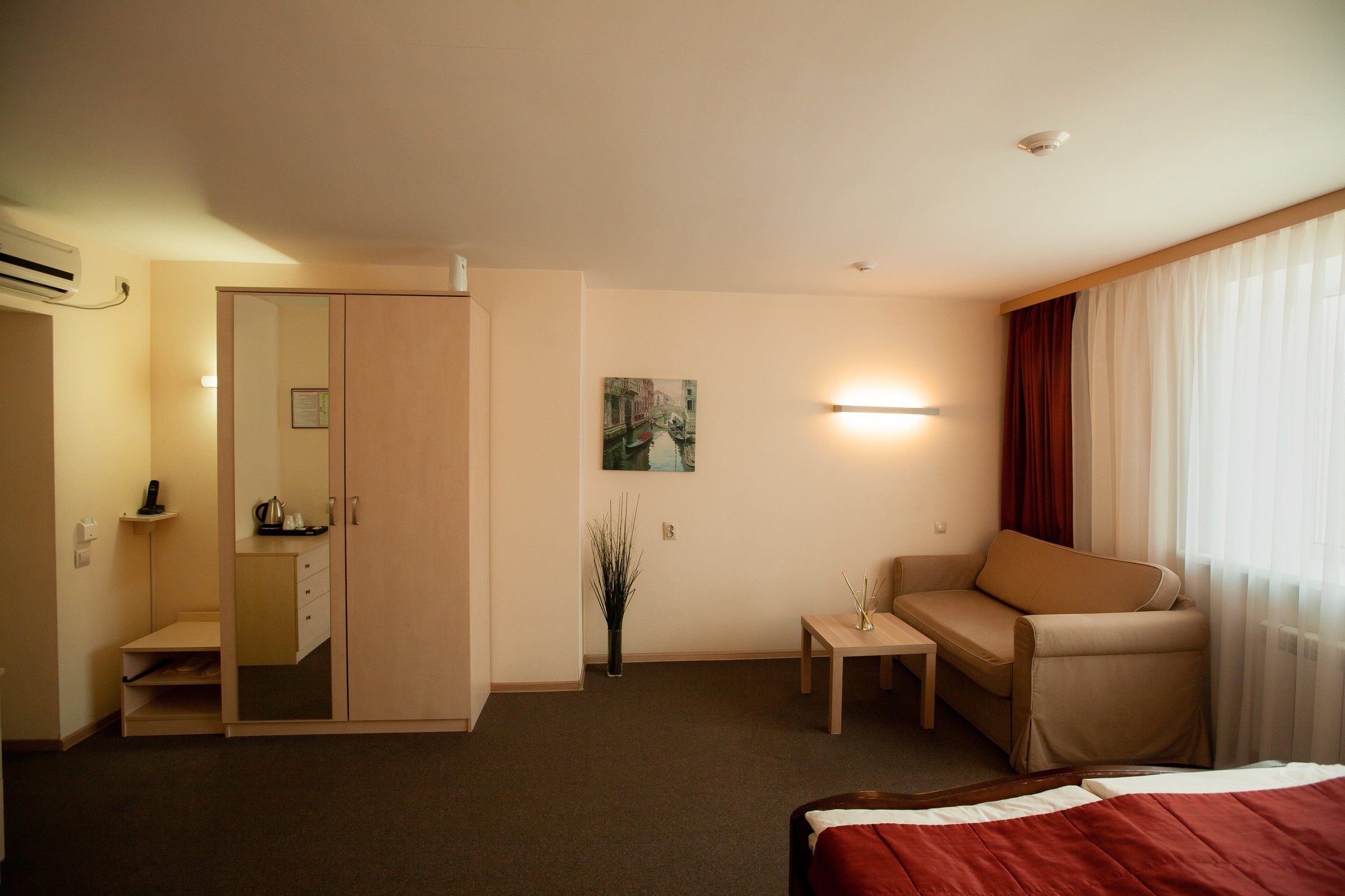 Джуниор Сьют — Однокомнатный номер для пары гостей с возможностью дополнительного размещения.